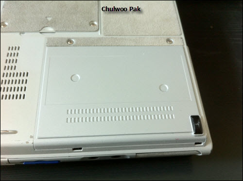 노트북 PC 뒷면 HDD 장착 커버