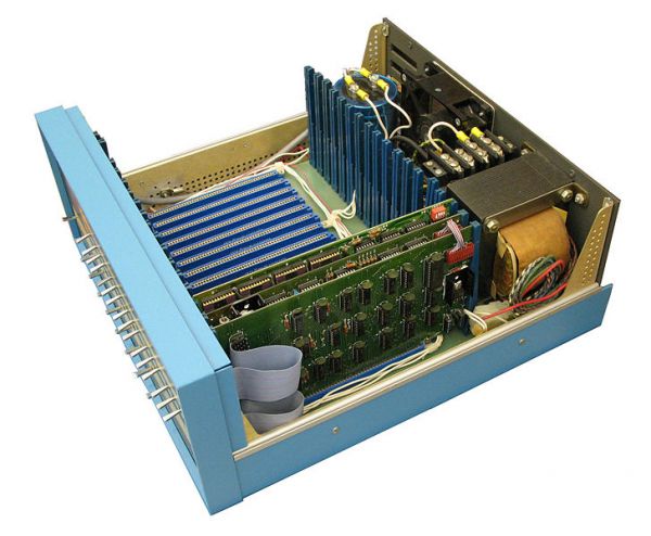 The MITS Altair 8800b was introduced in mid 1976 as the successor to the original Altair 8800 that appeared on the cover of Popular Electronics in January 1975. It had an improved front panel, larger power supply, an 18 slot mother board. The price was 0 for a kit and 00 for an assembled unit. A typical hobbyist system with 16K of memory, a video display, a cassette tape data storage, and BASIC language software would be around 00. 사용자 삽입 이미지